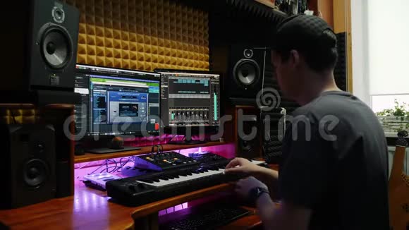 音乐家在音乐录音室演奏钢琴MIDI键盘在莫尼托家庭声乐工作室工作的声音工程师视频的预览图