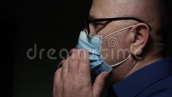 慢动作医生戴面罩医疗人员防护装备视频的预览图