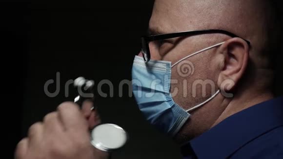 慢动作医生戴面罩医疗人员防护装备视频的预览图