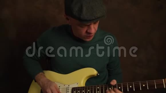 吉他手在家弹电吉他家休闲制作音乐视频的预览图