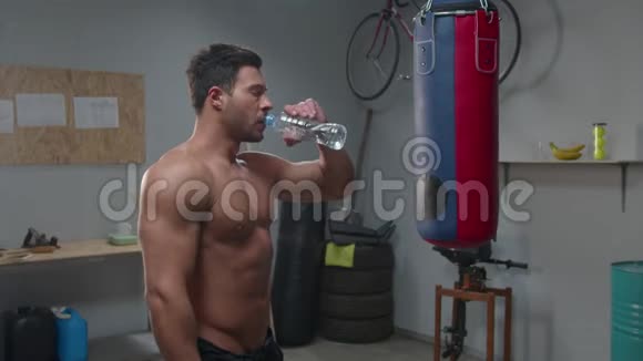 赤裸身体的人喝水视频的预览图
