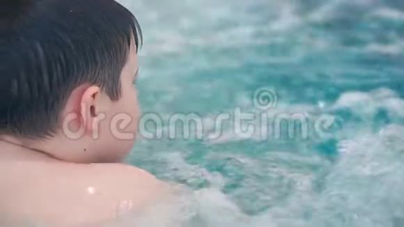 一个胖男孩在游泳池里游泳视频的预览图