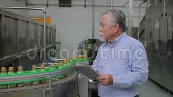 一名男性饮料制造业工厂经理检查产品质量视频的预览图