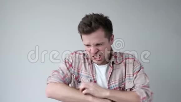 男人用手挠痒痒蚊虫叮咬后皮肤问题视频的预览图