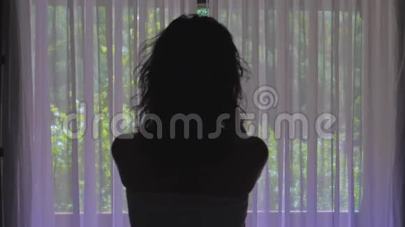 女人打开窗帘和窗户视频的预览图