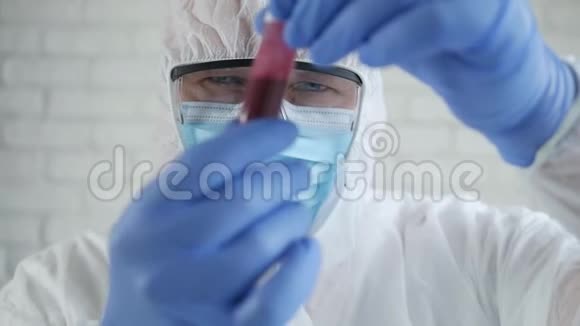 冠状病毒流行医学专家慢动作分析医院实验室人血试验视频的预览图