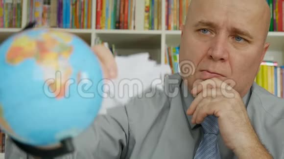 办公室里的一位坐立不安的商人看上去对地球环球感到失望视频的预览图
