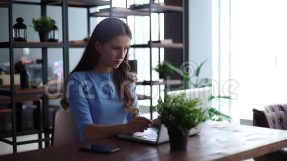 年轻漂亮的商务女性在笔记本电脑上工作准备报告视频的预览图