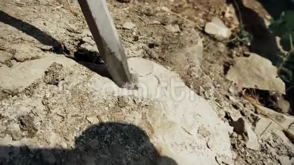 夏季时用凿岩机拆除岩石视频的预览图