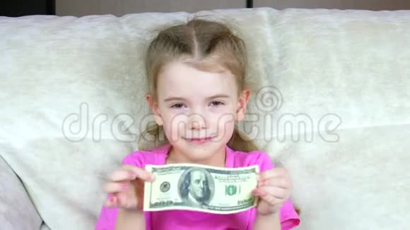 漂亮的小女孩在挥舞现金有钱的孩子视频的预览图