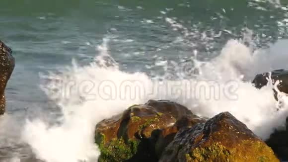 波浪和岩石视频的预览图