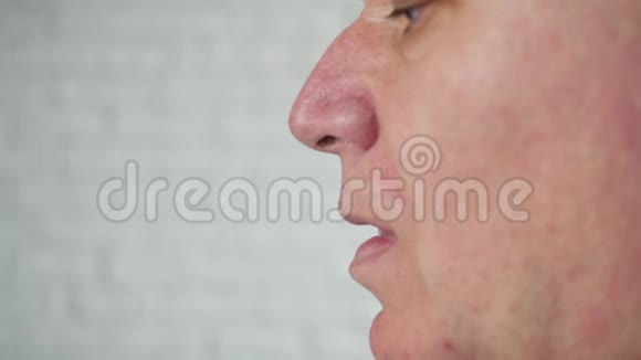 慢动作的人接受治疗把药丸放在舌头上视频的预览图