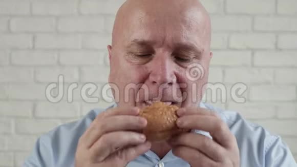饥饿的人吃一个美味的汉堡连接他的手指享受美味的小吃在快餐店视频的预览图
