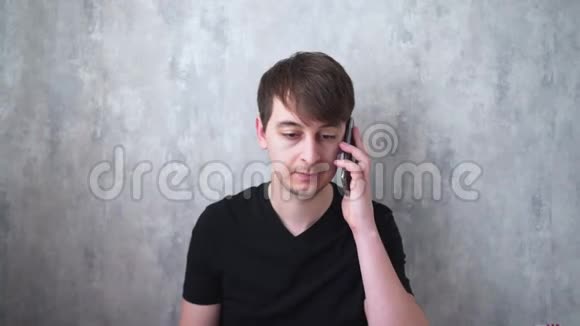 一个年轻人在电话中与医生讨论他的疾病症状发烧不健康人士视频的预览图
