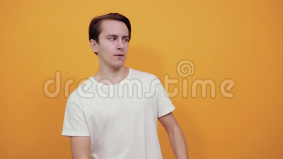 一个年轻时尚自信的男人用拇指显示方向视频的预览图