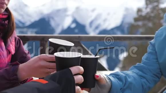 一群朋友在滑雪场的咖啡馆里享受热茶在山上休息滑雪后喝热咖啡视频的预览图