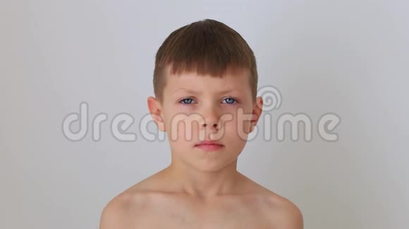 男孩在家里戴上隔离呼吸面罩视频的预览图