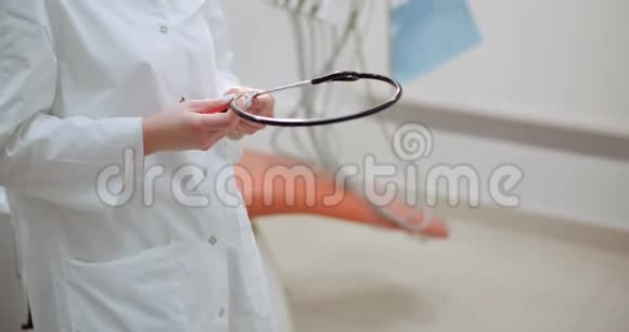 积极的医生戴上听诊器微笑视频的预览图