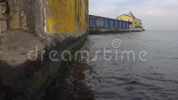 靠近海边的老式码头视频的预览图