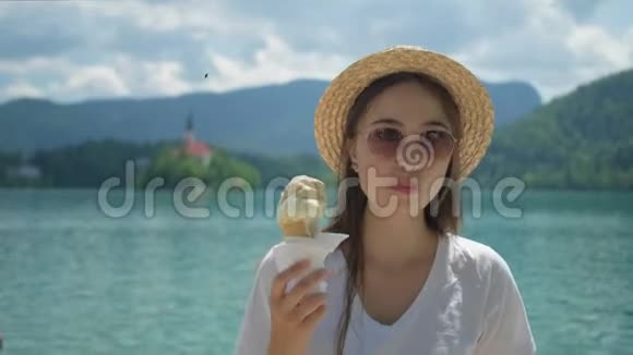 有冰淇淋的女孩玩得很开心很逗视频的预览图