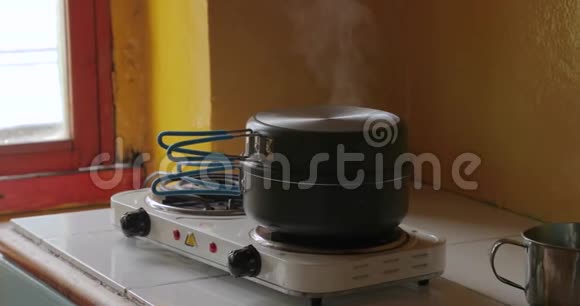 烹饪蒸汽从锅里升起视频的预览图