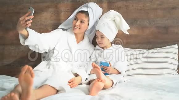 快乐的母女俩在床上自拍在检疫方面玩得开心视频的预览图