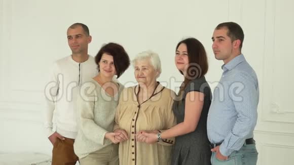 祖母和孙辈向摄影师摆姿势视频的预览图