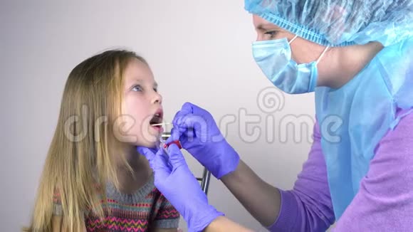 医生从一个小女孩的喉咙里分析视频的预览图