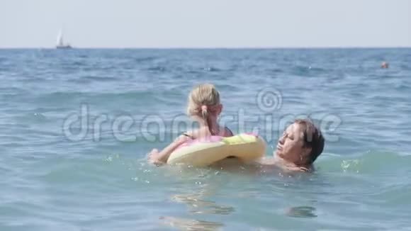 祖母带着一个小可爱的孙女在海里洗澡家庭幸福祖母教的小东西视频的预览图