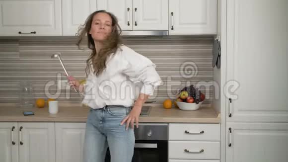 年轻女子在厨房跳舞视频的预览图