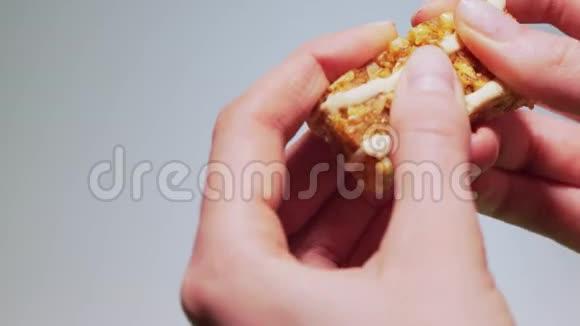 打破健康零食特写手拿着能量棒麦片视频的预览图