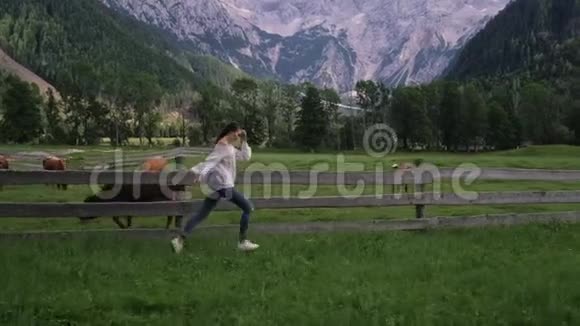 无忧无虑快乐的女孩在山区乡村奔跑视频的预览图