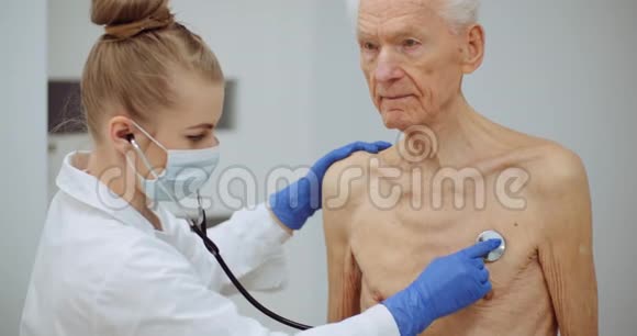 女医生用听诊器检查老人视频的预览图