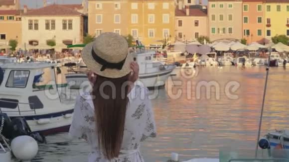 克罗地亚日落时在Rovinj码头的女士视频的预览图