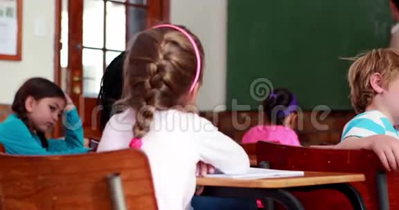 上课时一个无聊的小男孩转向照相机视频的预览图