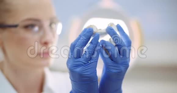 牙科修复术看假牙或颌骨视频的预览图