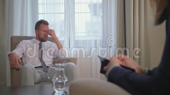 沮丧的男人正在和办公室的心理治疗师谈话视频的预览图