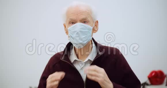 戴着口罩的老人对抗冠状病毒视频的预览图
