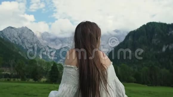 在山区乡村享受时光的女孩视频的预览图