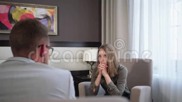 女人和心理学家约会的男人视频的预览图
