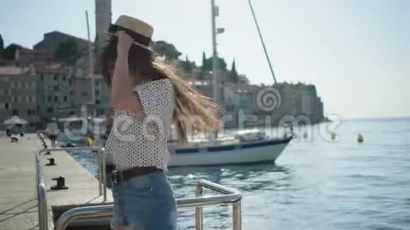克罗地亚Rovinj海边欢乐的女孩视频的预览图