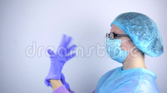 医生女人戴上防护手套视频的预览图