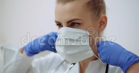 女医生在诊所戴防护面罩视频的预览图