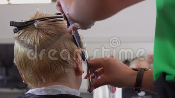 用剪刀把理发师的手收起来给客户理发视频的预览图