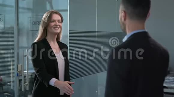 在商务会议或成功求职时办公室职员的握手视频的预览图