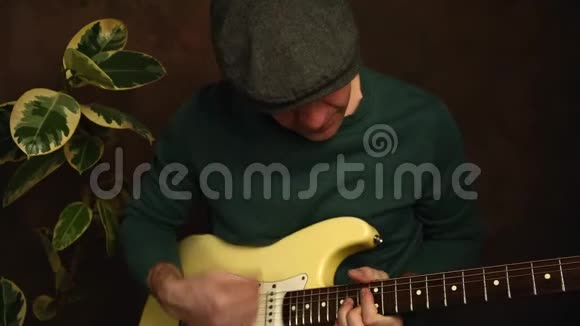 有魅力的男人在家里弹电吉他音乐爱好休闲家自我隔离视频的预览图