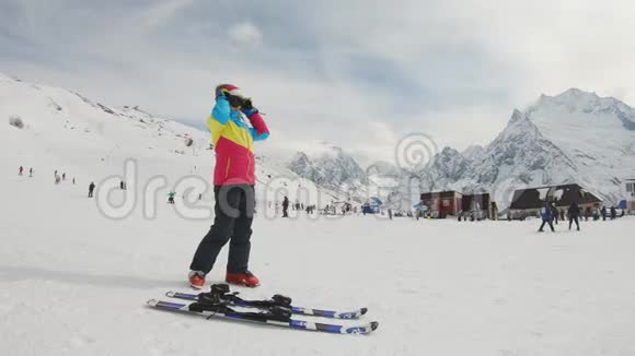 在山上滑雪的活跃女孩幼儿滑雪比赛小滑雪者在雪地里奔跑视频的预览图