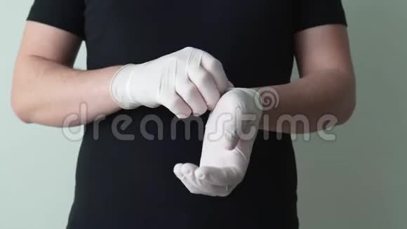 病毒学家把防护手套从他的手中移开对冠状病毒的保护措施的概念视频的预览图