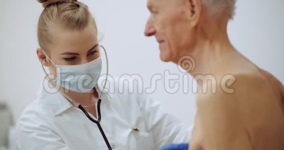女医生用听诊器检查老人视频的预览图