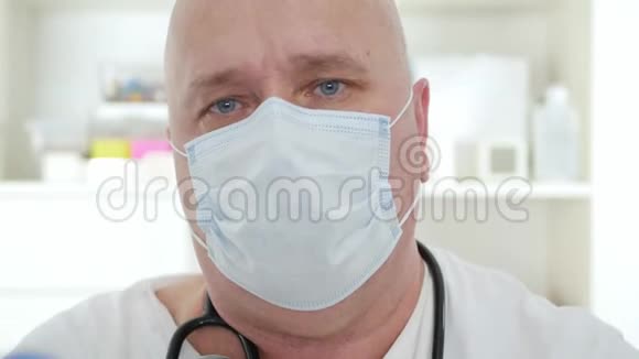 医生戴防护面罩及手套在隔离医院内有防护设备的医生视频的预览图